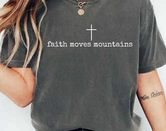 Camiseta cristiana "La fe mueve montañas" con colores que brindan comodidad, camiseta con versículo bíblico, basada en la fe, ropa cristiana minimalista, regalo religioso para ella.