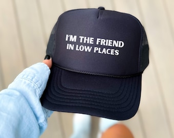 Gorra campestre divertida, "Soy el amigo en los lugares bajos", gorra con humor vaquero, regalo de música country para hombres y mujeres, gorra de camionero del oeste.