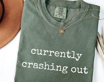Camiseta "Currently Crashing Out Comfort Colors", camiseta con meme, frases con las que te identificarás, camiseta estética moderna, camiseta minimalista divertida, regalo para amigos.