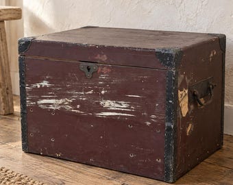 Antieke houten koffer – Vintage bordeauxrode reiskoffer – Industriële opbergkist – Bijzettafel