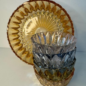 Gebeitelde glazen ramekin saladekom