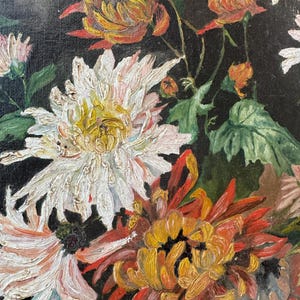 Op de afbeelding: Close-up van een bloemig olieverfschilderij met een verscheidenheid aan chrysanten. De bloemen zijn geschilderd in tinten wit, geel, oranje en rood tegen een donkere achtergrond. Groene bladeren en stelen zijn ook zichtbaar, wat bijdraagt aan het naturalistische gevoel.