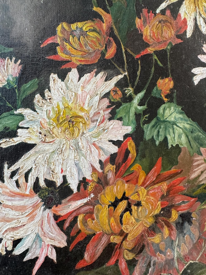 Op de afbeelding: Close-up van een bloemig olieverfschilderij met een verscheidenheid aan chrysanten. De bloemen zijn geschilderd in tinten wit, geel, oranje en rood tegen een donkere achtergrond. Groene bladeren en stelen zijn ook zichtbaar, wat bijdraagt aan het naturalistische gevoel.