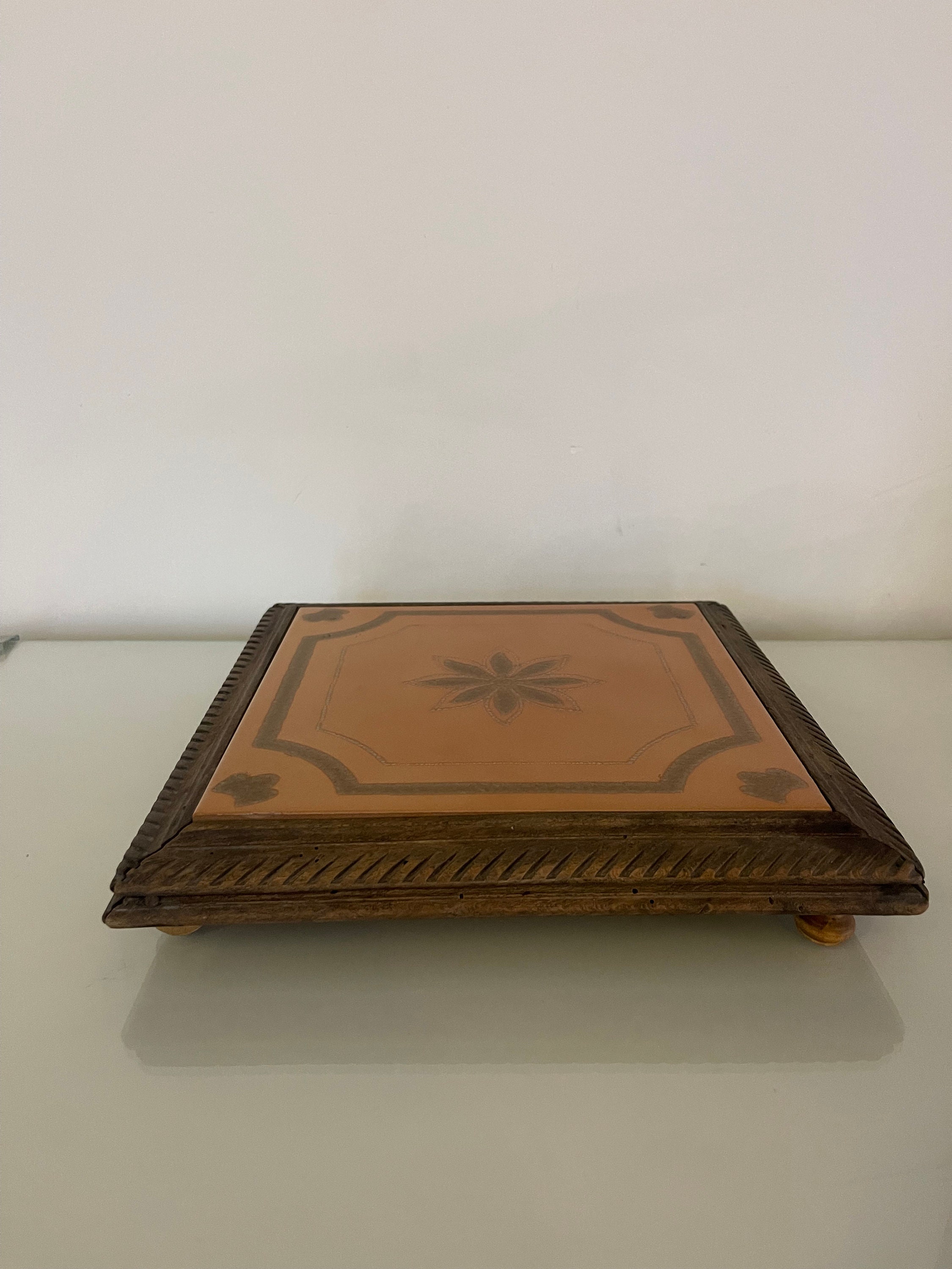 Dessous de plat en bois et carreaux - France