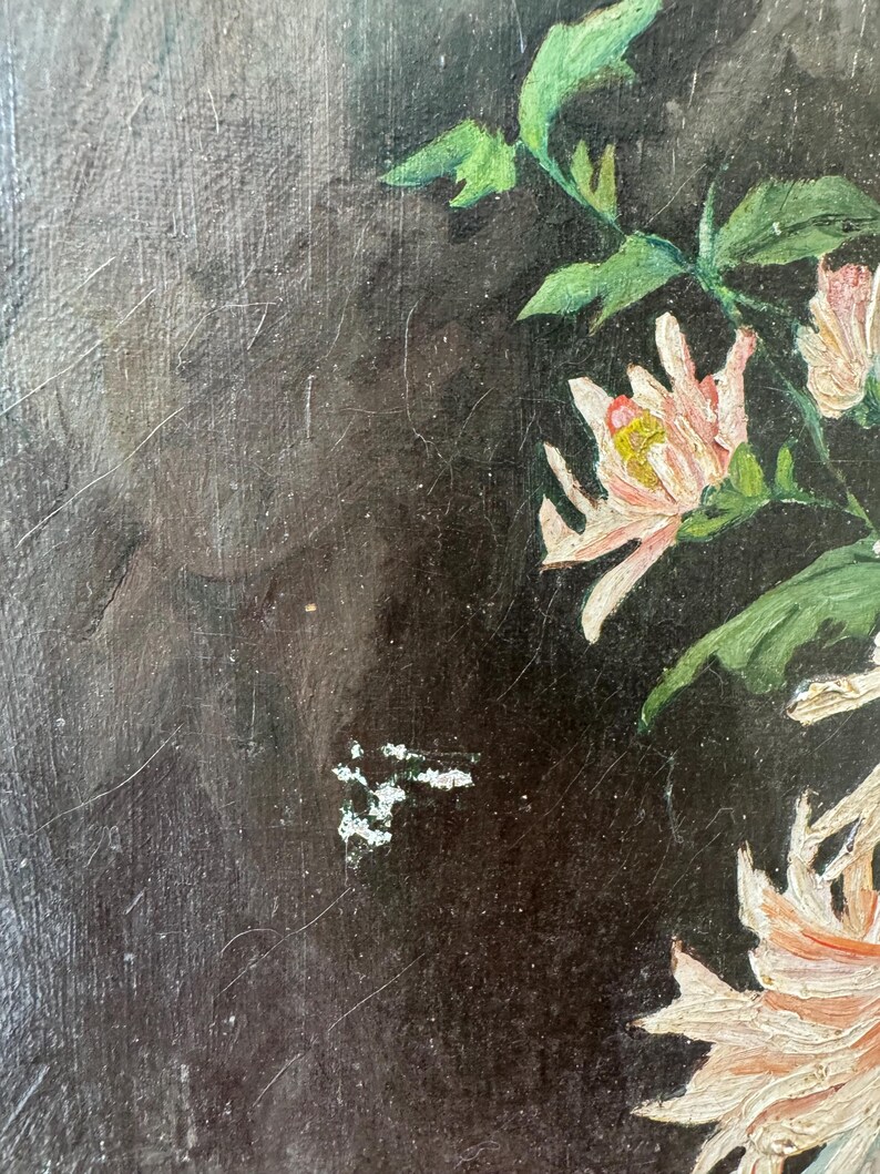 Op de afbeelding: Een antiek bloemenschilderij met lichtroze en witte bloemen met gele centra en groene bladeren tegen een donkere achtergrond. Het kunstwerk heeft zichtbare penseelstreken en een textuur, wat wijst op een olieverfschilderij.