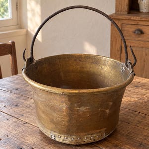 Großer antiker, gehämmerter Messingkessel – Eisengriff – 41 cm Pflanzgefäß – Dekoration im Landhausstil