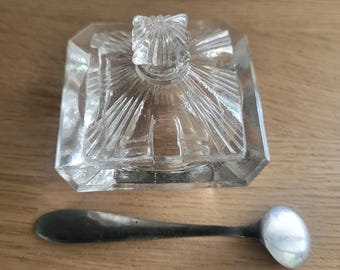 Salero de cristal con cuchara pequeña