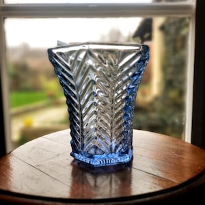Art Deco blauwe geperste glazen vaas