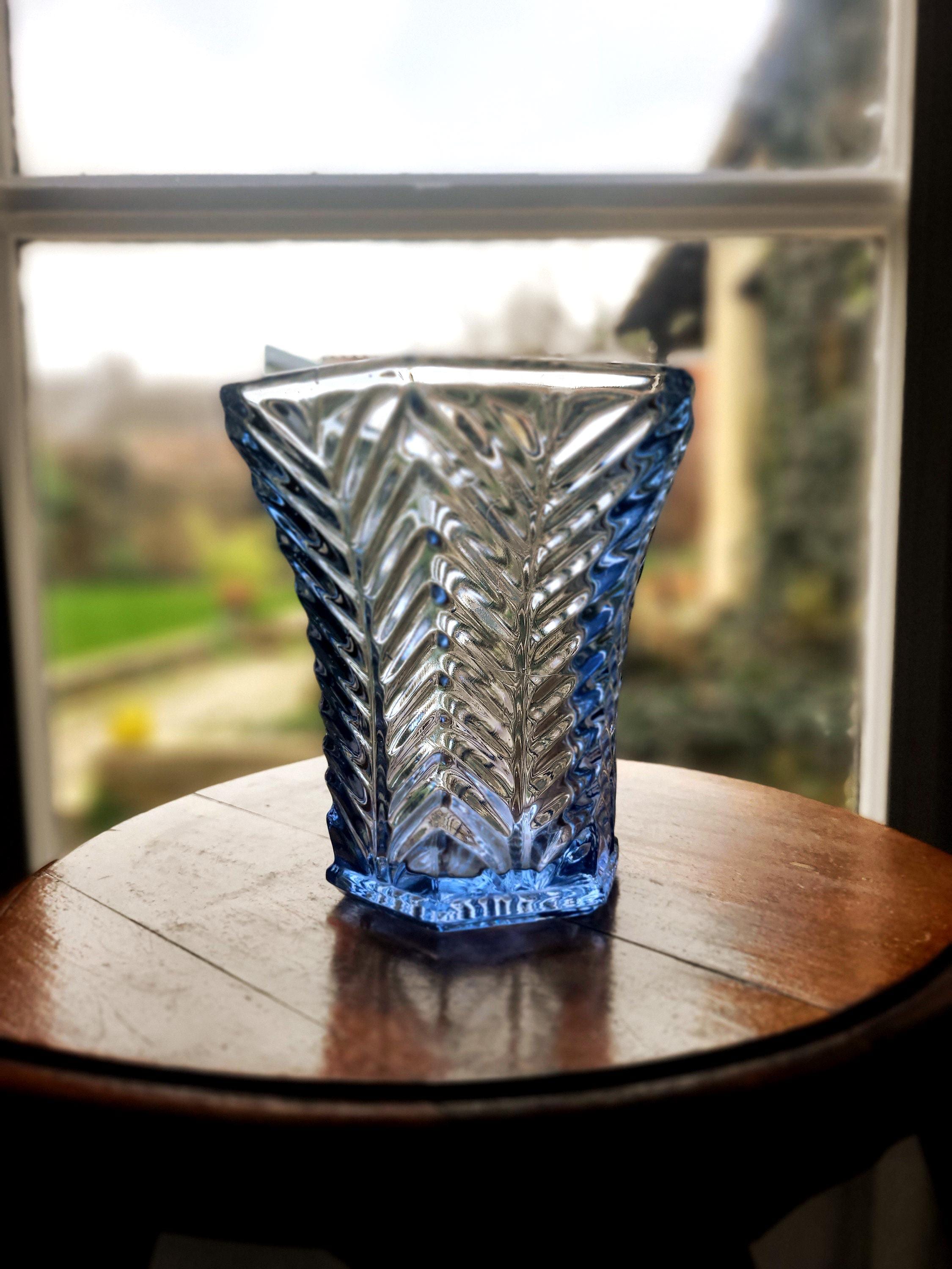 Lot De Deux Vases Anciens En Verre Transparent – Formes Géométriques Originales
