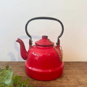 Bollitore vintage in smalto rosso