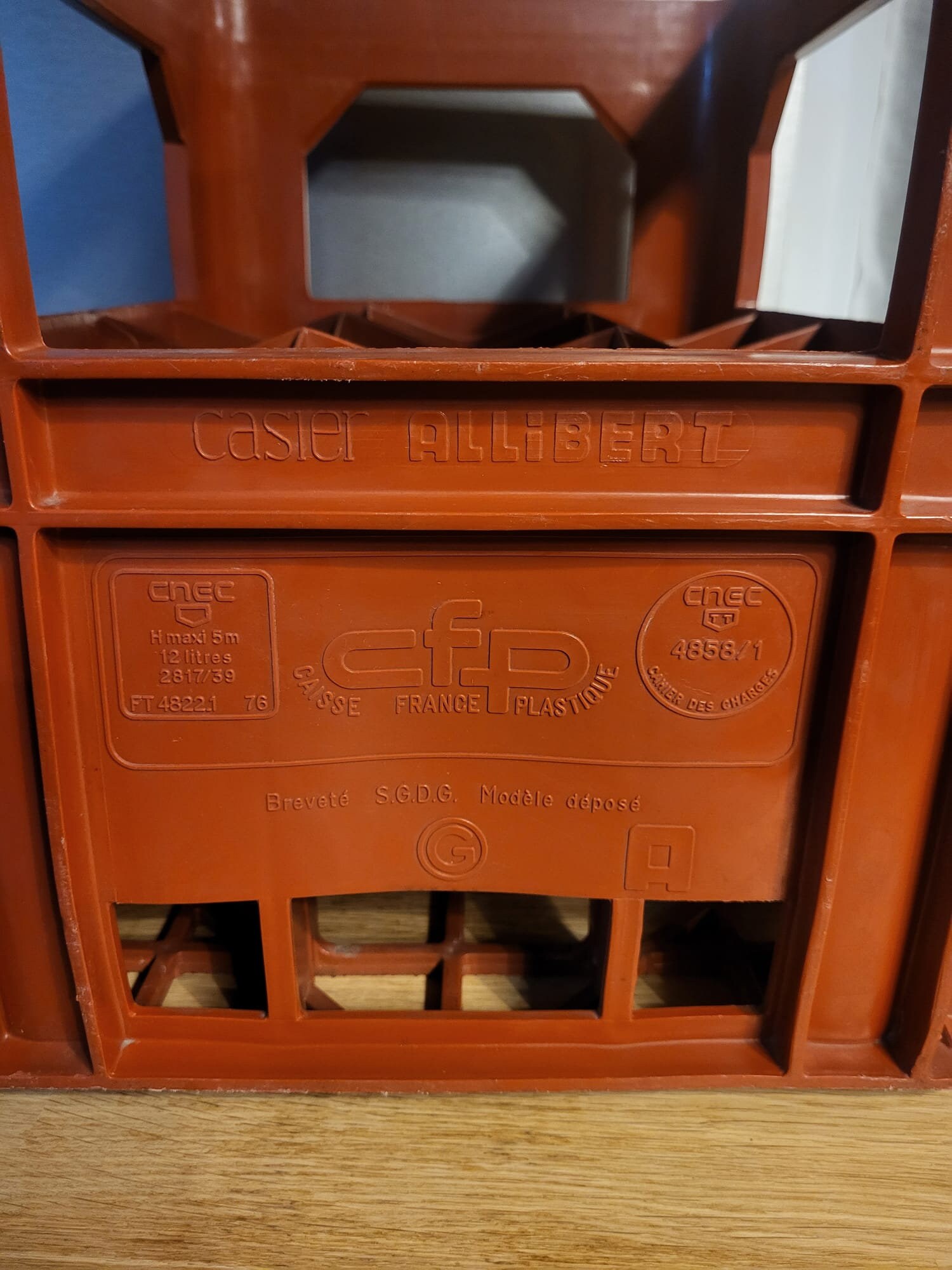 Étagère à bouteilles en carton