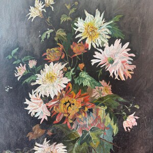 Op de afbeelding: Een olieverfschilderij van een boeket chrysanten in wit, geel, oranje en roze, tegen een donkere achtergrond. De bloemen staan in volle bloei, met gedetailleerde penseelstreken die hun delicate bloemblaadjes en levendige kleuren vastleggen. Het kunstwerk roept een gevoel van klassieke bloemenpracht op.