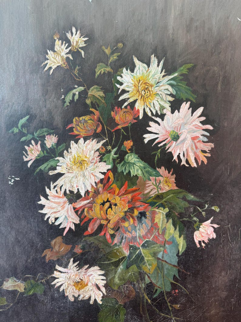 Op de afbeelding: Een olieverfschilderij van een boeket chrysanten in wit, geel, oranje en roze, tegen een donkere achtergrond. De bloemen staan in volle bloei, met gedetailleerde penseelstreken die hun delicate bloemblaadjes en levendige kleuren vastleggen. Het kunstwerk roept een gevoel van klassieke bloemenpracht op.