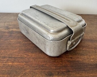 Cuenco de aluminio antiguo