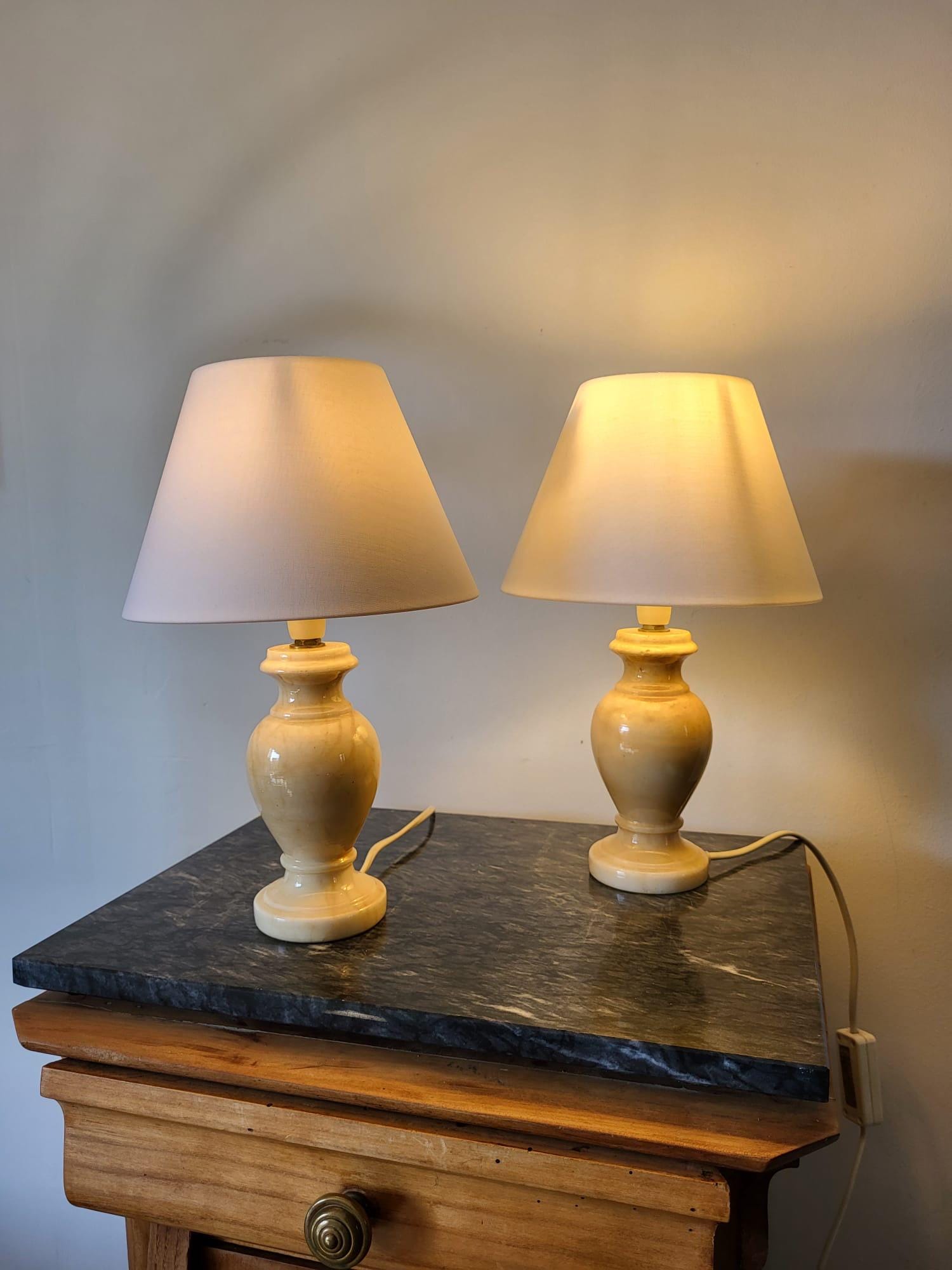 Lampe De Table Vintage – Piètement Albâtre Et Abat-jour Classique, Dans Son Jus