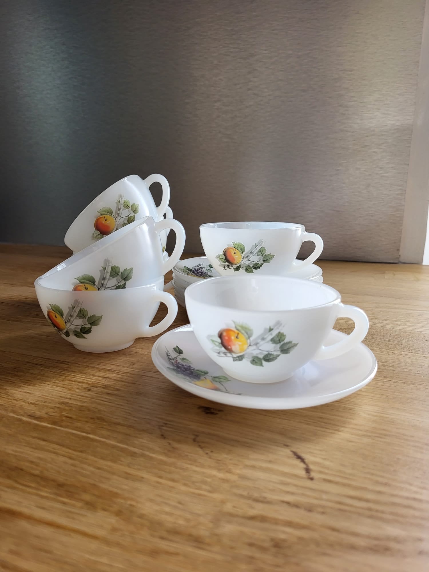 Mug Vintage En Arcopal - Motif Théières Rétro - Occasion Bon État