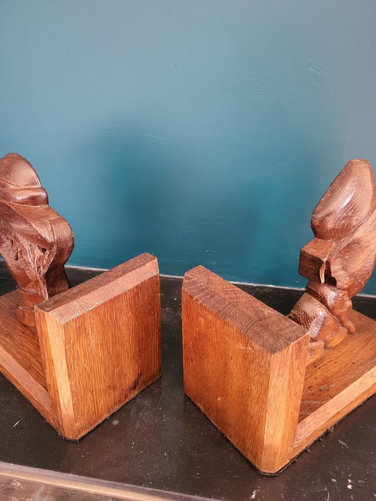 Paire de serre livres en bois sculpté peint representant un couple de