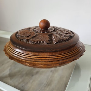 Boite en bois sculpté