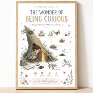 Puede incluir: Una lámina enmarcada titulada Everyday Magic: The Wonder of Being Curious. La ilustración muestra a un niño mirando hacia el hueco brillante de un árbol, rodeado de motivos naturales, animales pequeños y textos sobre descubrir y aprender.