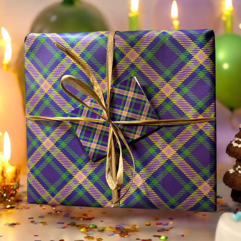 Op de afbeelding: Een paarse, groene en gele geruite cadeaudoos met een gouden lint en strik. De doos is ingepakt in decoratief papier met een geruit patroon.