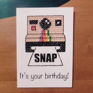 Polaroid Verjaardags kaart | DIY Kaart | Camera Regenboog Instant Foto | Kruissteek Borduren