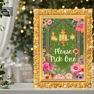 Op de afbeelding: Een ingelijst bord met een sierlijke gouden rand. Het bord heeft een groene achtergrond met bloemen- en lantaarnillustraties. De tekst op het bord luidt "Please Pick One". Het bord is A5-formaat, 12,7 x 17,8 cm.