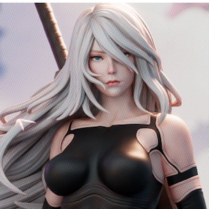 Pode incluir: Uma figura feminina com cabelo branco vestindo uma roupa preta e dourada com um design futurista. A figura tem uma expressão séria e está olhando diretamente para o espectador.