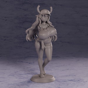 K&ouml;nnte beinhalten: Graue bemalte Figur eines weiblichen Charakters mit H&ouml;rnern, die eine Baseballkappe, ein lang&auml;rmeliges Hemd und Shorts tr&auml;gt. Die Figur steht auf einem runden Sockel.