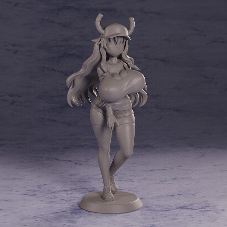 K&ouml;nnte beinhalten: Graue bemalte Figur eines weiblichen Charakters mit H&ouml;rnern, die eine Baseballkappe, ein lang&auml;rmeliges Hemd und Shorts tr&auml;gt. Die Figur steht auf einem runden Sockel.