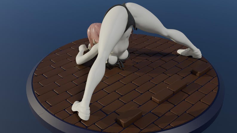 Puede incluir: Una figurita blanca de una persona con un traje de ba&ntilde;o blanco y negro, realizando una pose de yoga sobre una base de ladrillo marr&oacute;n.