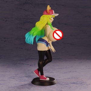 K&ouml;nnte beinhalten: Eine Figur einer weiblichen Figur mit gr&uuml;n-blauem Haar, die eine rot-wei&szlig;e Baseballkappe, eine blaue und wei&szlig;e Shorts und schwarze Str&uuml;mpfe tr&auml;gt. Die Figur steht auf einem schwarzen Sockel.