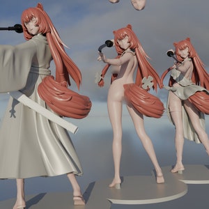 Puede incluir: Tres figuras impresas en 3D de un personaje de anime de pelo rojo con orejas y cola de zorro. El personaje se muestra en tres poses diferentes, una con una túnica blanca, otra con una falda blanca y otra desnuda.