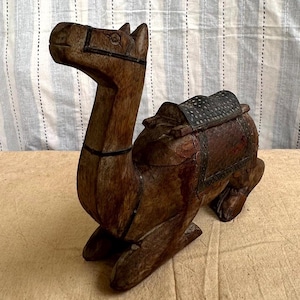 Cammello in legno seduto, collezione etnica, arredamento per la casa, regali, statua decorativa in legno di cammello, amanti dei cammelli, scultura artigianale, cammello marrone
