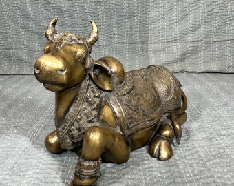 Decorazione artistica in ottone, statua portafortuna, scultura Nandi, dio toro, decorazione, mucca sacra tradizionale, statuetta indiana Nandi in ottone, Nandi intagliato a mano