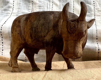 Vacca sacra tradizionale, arredamento rustico, statuette da collezione, statua Nandi, Nandi indiano in legno d'epoca, statuetta Nandi, Nandi intagliato a mano