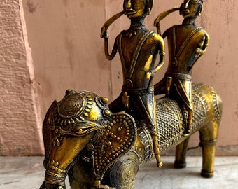 花の彫刻が施された真鍮の象の花瓶、鼻が上向きの象の鉢、ブロンズの象