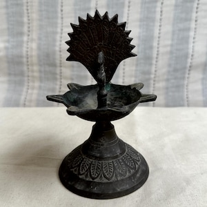 Oude bronzen diya, traditionele olielamp, messing oliediyalamp, tempeldecor, gelukscadeau, Pooja-diya, Indiase decordiya, zwartachtige diya