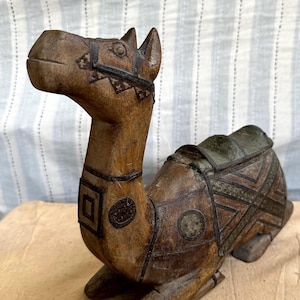 Statua decorativa in legno di cammello, amanti dei cammelli, scultura artigianale, cammello marrone, cammello in legno seduto, collezione etnica, arredamento per la casa, regali