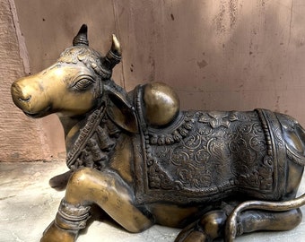 Decorazione artistica in ottone, statua portafortuna, scultura Nandi, dio toro, mucca sacra tradizionale, antica statuetta indiana Nandi in ottone, Nandi intagliato a mano