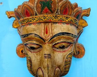 手描きのラムリラマスク、壁掛けの鳥の顔、ガルーダ神の木製の顔、古い