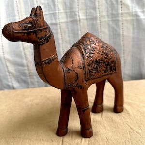 Statua decorativa in legno di cammello, amanti dei cammelli, scultura artigianale, cammello marrone, decorazione in legno di cammello, collezione etnica, arredamento per la casa, regali