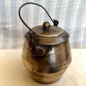 Bronze indischer Topf, beunruhigte Messingkunst, rustikales Messinggurkenglas, traditionelles Küchenglas, Behälter, Messingmetallgefäß mit Deckel und Griff