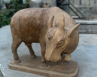 Nandi indiano in legno vintage, statuetta Nandi, Nandi intagliato a mano, mucca sacra tradizionale, arredamento rustico, figurine da collezione, statua Nandi