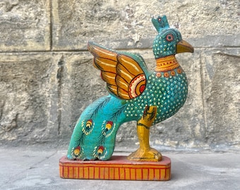 木製のカラフルな孔雀の彫刻、装飾品、木彫り、手描きの孔雀、インドの