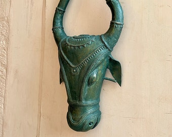 伝統的な聖牛、古い真鍮製のインドのナンディ像、手彫りのナンディ