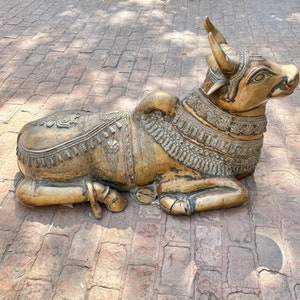 Alte indische Messing-Nandi-Figur, handgeschnitzte Nandi, traditionelle heilige Kuh, Messing-Kunstdekor, viel Glück Statue, Nandi-Skulptur, Stiergott, Dekor