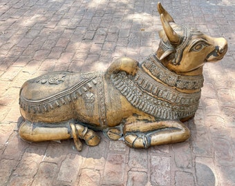 Statuetta Nandi indiana in ottone antico, Nandi intagliato a mano, Mucca sacra tradizionale, Decorazione d'arte in ottone, Statua di buona fortuna, Scultura Nandi, Dio toro, Arredamento