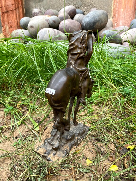疲れた馬の像と死んだ男、エレガントな騎馬像、ブロンズ彫刻、疲れた馬 