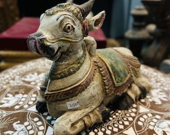 Statua Nandi dipinta a mano, Nandi indiana in legno d'epoca, statuina Nandi intagliata a mano, mucca sacra tradizionale, arredamento rustico, statuina in legno antica