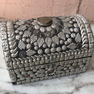 Silber Schmuckschatulle mit Perlen Kunstwerk, ethnische Box, handgeschnitzt, Aufbewahrungsbox, Erinnerungsbox, Schmuckschatulle, Holzkiste, Sammler Kunst Dekor